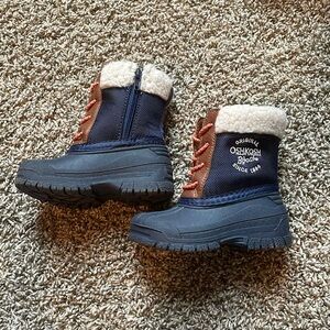 Kids Size 5 Oshkosh Snow Boots.